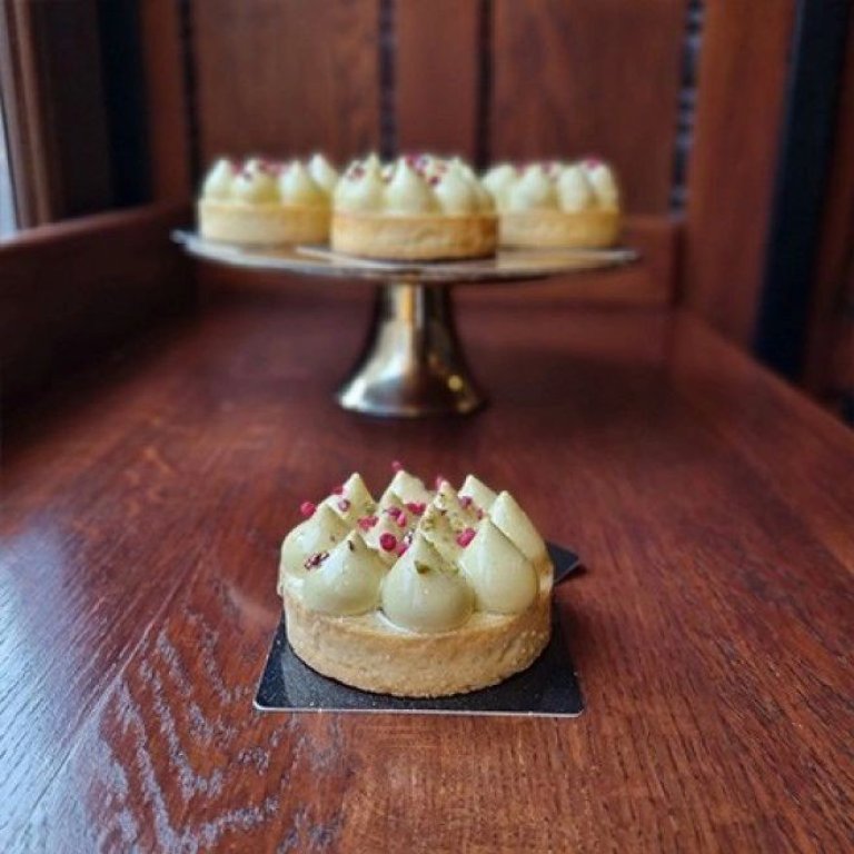 Tarta pistacjowa z malinami